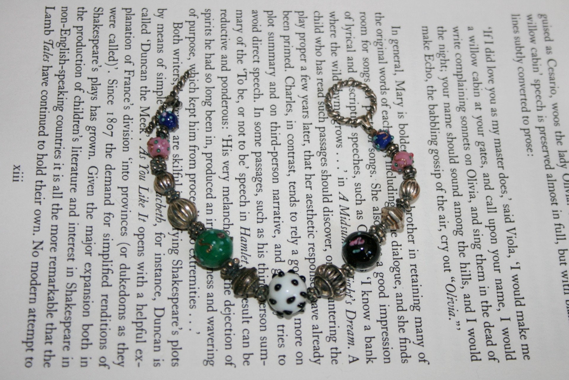 Taglia 2-6 Piccola - Braccialetti in VETRO: Base classica dipinta con pois glitterati dorati - 12 pezzi 1 dozzina - Set di braccialetti indiani - s500 - Italia