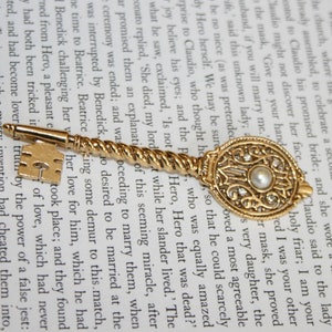 Sierlijke Sleutel Broche - Skeleton Key met Faux Parels en Strass