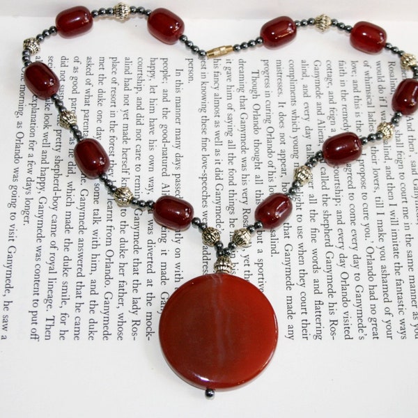 Beau collier de pierre rouge et d’hématite - Statement Piece