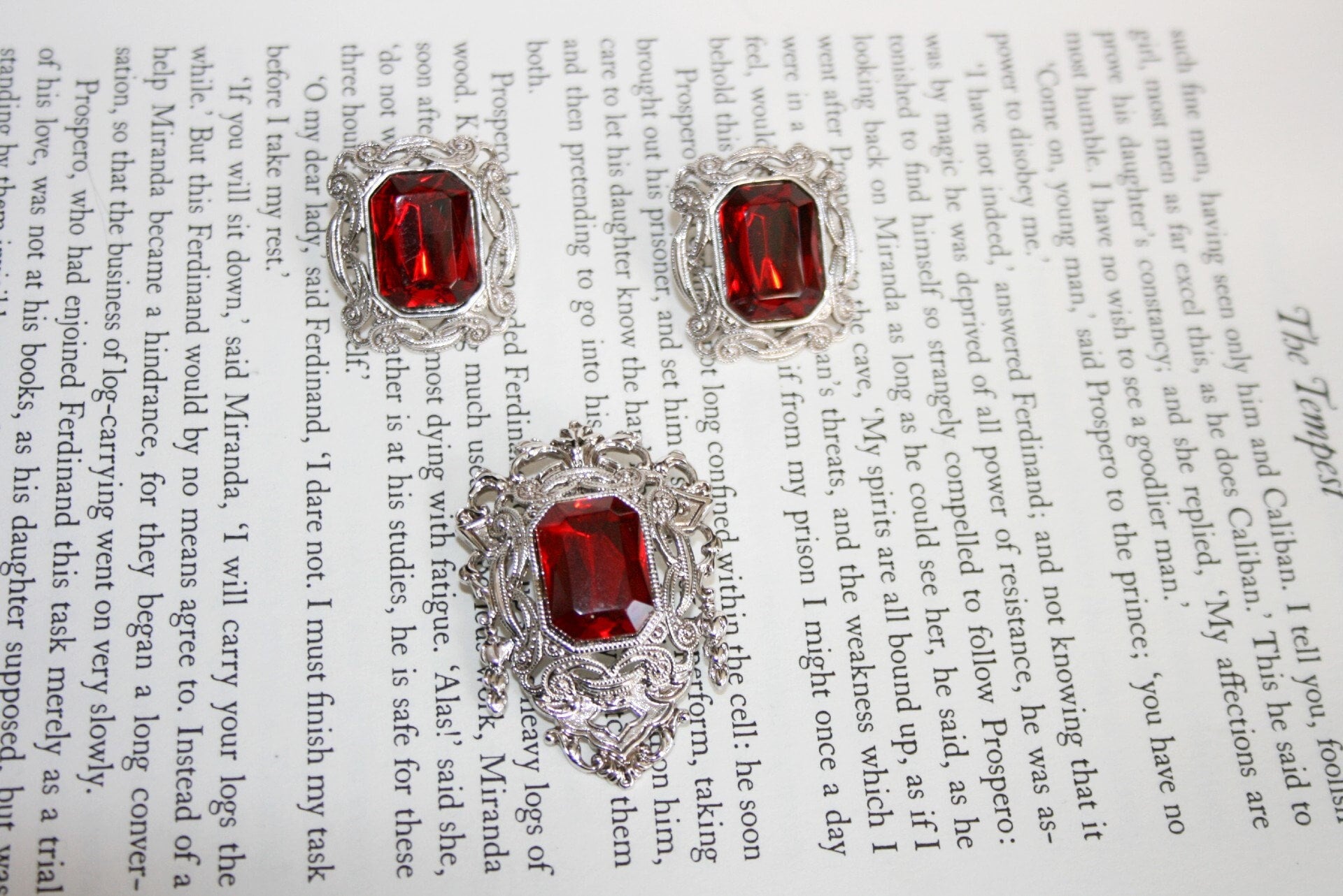 Glam Matching Set - Rubinrote Steine und kunstvolle silberfarbene Steine - Brosche und Ohrringe