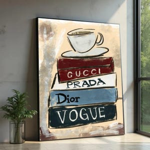 Könnte beinhalten: Abstrakte Malerei eines Bücherstapels mit den Namen "Gucci", "Prada", "Dior" und "Vogue" auf den Buchrücken. Eine weiße Tasse mit Untertasse steht oben auf den Büchern. Der Hintergrund ist beige mit braunen Pinselstrichen.