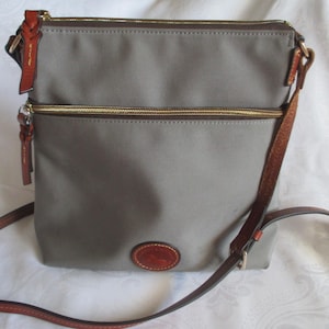 Bolso bandolera vintage de tela gris de Dooney & Burke - Auténtico