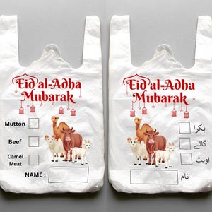 Puede incluir: Dos bolsas de plástico blancas con el texto "Eid al-Adha Mubarak" en escritura roja. Las bolsas presentan ilustraciones de un camello, una vaca y una oveja. Debajo del texto hay casillas de verificación para cordero, ternera y carne de camello.