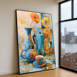 以下が含まれることがあります： 静物画の油絵をプリントした縦型の額入りウォールアート。高い青い花瓶にオレンジ色の花が活けられ、青いモカポット、青いティーポット、そして金色のアクセントが入った青いティーカップとソーサーが描かれた構図。