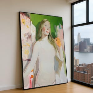Peut inclure: Une grande peinture à l'huile encadrée représentant une personne aux longs cheveux blonds portant un caraco et une culotte de couleur claire. La silhouette se détache sur un fond vert vif avec des éléments floraux abstraits roses et jaunes.