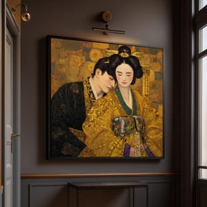 Puede incluir: Pintura enmarcada que representa a una pareja con vestimenta asiática tradicional. La mujer lleva una túnica dorada y amarilla con intrincados diseños, y el hombre una túnica negra. La obra tiene un fondo dorado y se exhibe en una habitación oscura.
