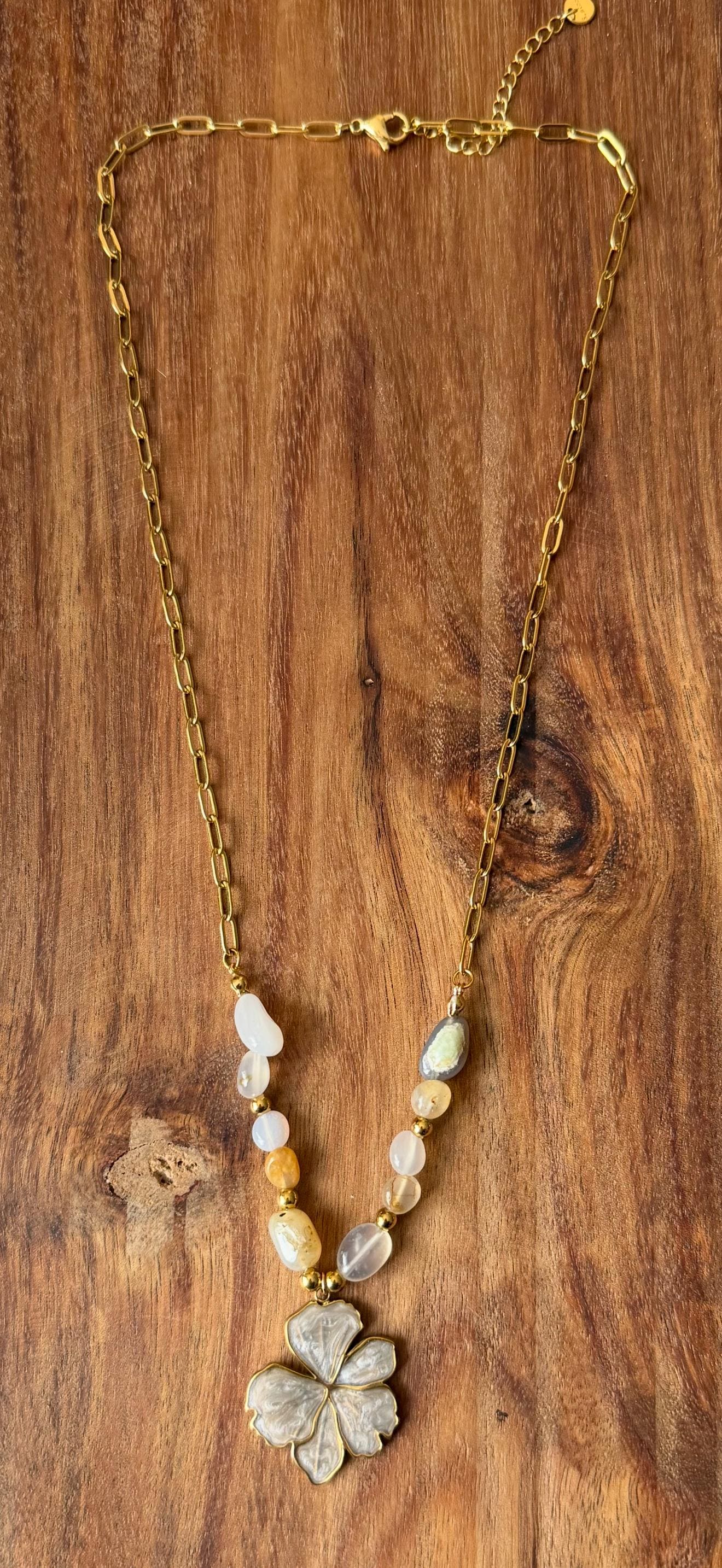 Collier fleur nacrée doré 45cm ajustable acier inoxydable 304 plaqué or 18K PVD, collier perles image 2