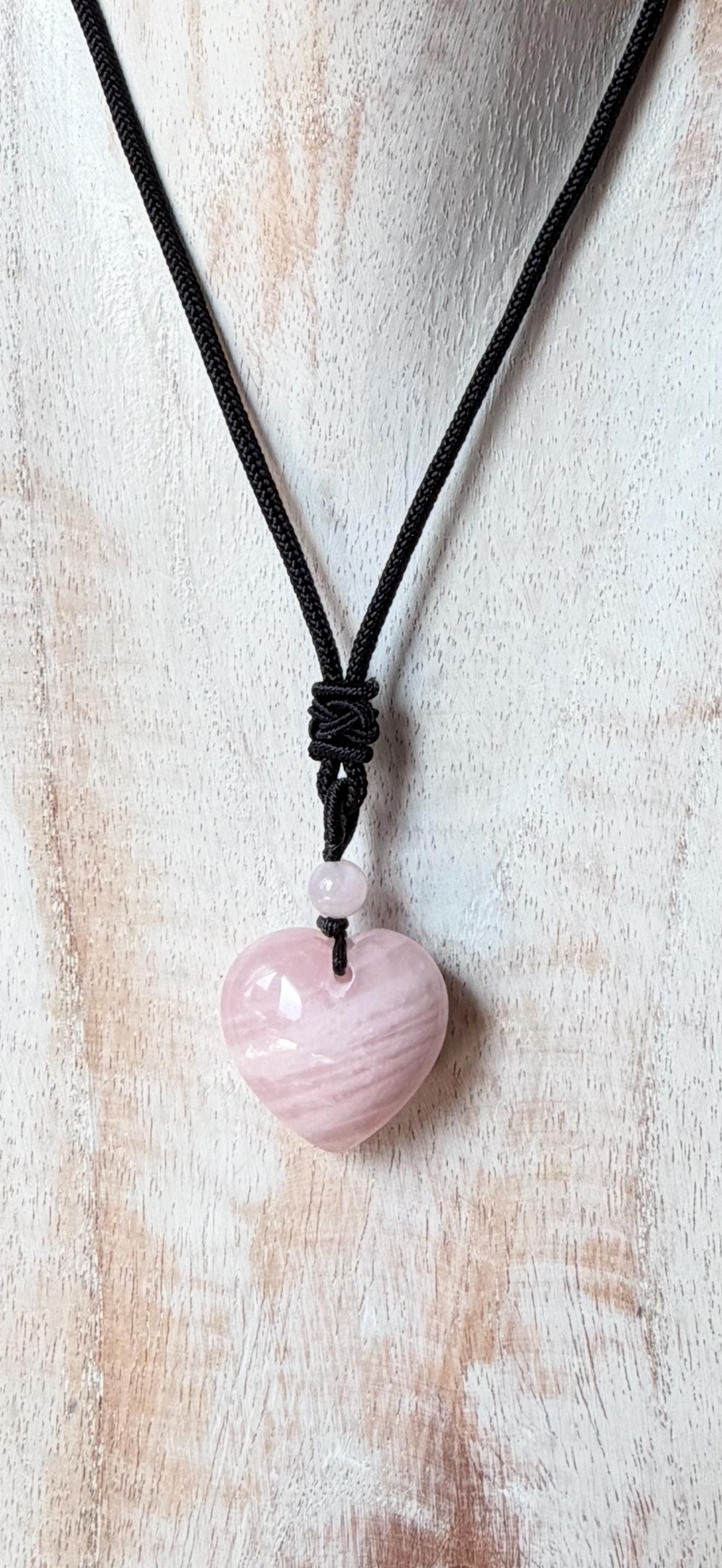 Collier cœur quartz rose, pendentif pierre naturelle 2 cm, cordon noir réglable 80 cm, bijou