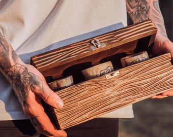 Viking Borrelglasset in houten kist – Handgemaakte hoornen borrelbekers cadeauset – Noorse runendrinkset – Uniek cadeau voor mannen