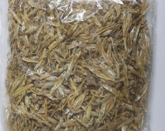 Pequeñas golosinas de pescado Natoli deshidratado al sol para mascotas. Alimento procesado naturalmente para perros y gatos. Eperlano deshidratado sin gluten.