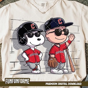 Op de afbeelding: Crèmekleurig T-shirt met een cartoonillustratie van twee honkbalspelers die zonnebrillen en rode jerseys dragen met het woord "GUARDIANS". Eén is een hond met een helm, de ander een jongen met een knuppel. Het shirt heeft de tekst "FUNFUNFORME" en "PREMIUM DIGITAL DOWNLOAD".
