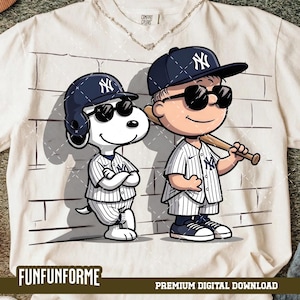以下が含まれることがあります： クリーム色のTシャツ。スヌーピーと男の子の漫画イラストが描かれており、どちらもニューヨーク・ヤンキースの野球のユニフォームとサングラスを着用しています。画像には「FUNFUNFORME」と「PREMIUM DIGITAL DOWNLOAD」の文字が含まれています。