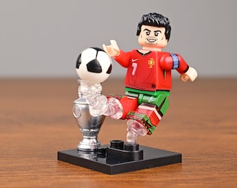 Figura MOC de Cristiano Ronaldo Portugal - Icónica camiseta roja y verde número 7, capitán y héroe nacional con el trofeo de la UEFA Champions League.