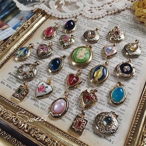 ヴィンテージフォトロケットペンダント、アンティークゴールドチャームロケット、Y2Kゴシックジュエリー、ミニフォトフレームペンダント、ビクトリアンスタイルの記念品ギフト（女性向け）