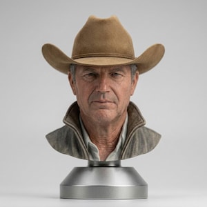Op de afbeelding: Gedetailleerde buste van een man met een bruine cowboyhoed en een jas met kraag. De buste is gemonteerd op een zilverkleurige voet. De man heeft een serieuze uitdrukking.