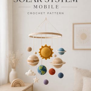 Puede incluir: Móvil del sistema solar tejido a ganchillo con un sol amarillo, planetas, nubes y estrellas. El móvil está suspendido de un aro de madera. El texto "SOLAR SYSTEM MOBILE CROCHET PATTERN" está en la parte superior y "PDF PATTERN" en la inferior.