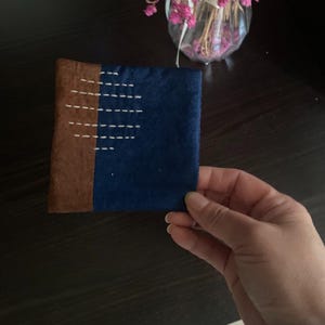 Posavasos de patchwork hechos a mano, posavasos modernos en azul marino y marrón, decoración minimalista para mesa.