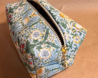 Vintage Blumen Make-up Tasche, handgemachte Kosmetiktasche, Cottagecore Kulturtasche, Gesteppte Boxy Reißverschlusstasche, niedlicher Reiseveranstalter