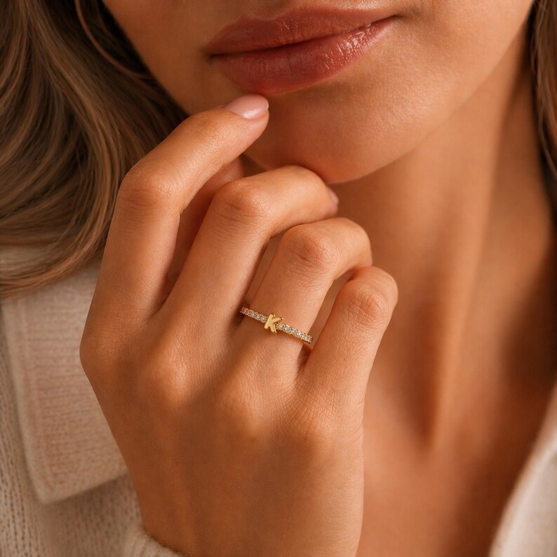 Anpassad initial justerbar ring personlig alfabet minimalistisk öppen band bokstav stapelbara smycken brudtärna mors dag present till henne bild 4