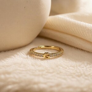 Anpassad initial justerbar ring personlig alfabet minimalistisk öppen band bokstav stapelbara smycken brudtärna mors dag present till henne bild 9