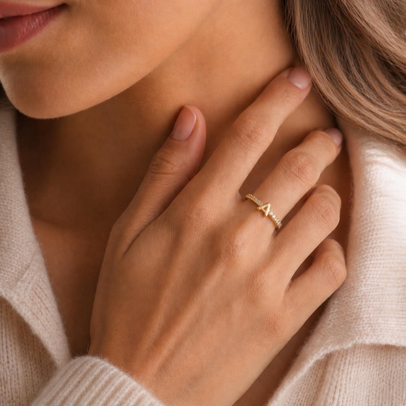 Anpassad initial justerbar ring personlig alfabet minimalistisk öppen band bokstav stapelbara smycken brudtärna mors dag present till henne bild 7