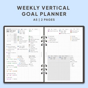 Op de afbeelding: Een wekelijkse verticale doelplanner in A5-formaat met twee pagina's. De lay-out bevat een kalender, prioriteiten, trackers, to-do's en maaltijdideeën. De planner bevat secties voor elke dag van de week met rasterlijnen, selectievakjes en kleurrijke iconen voor taakbeheer en planning.