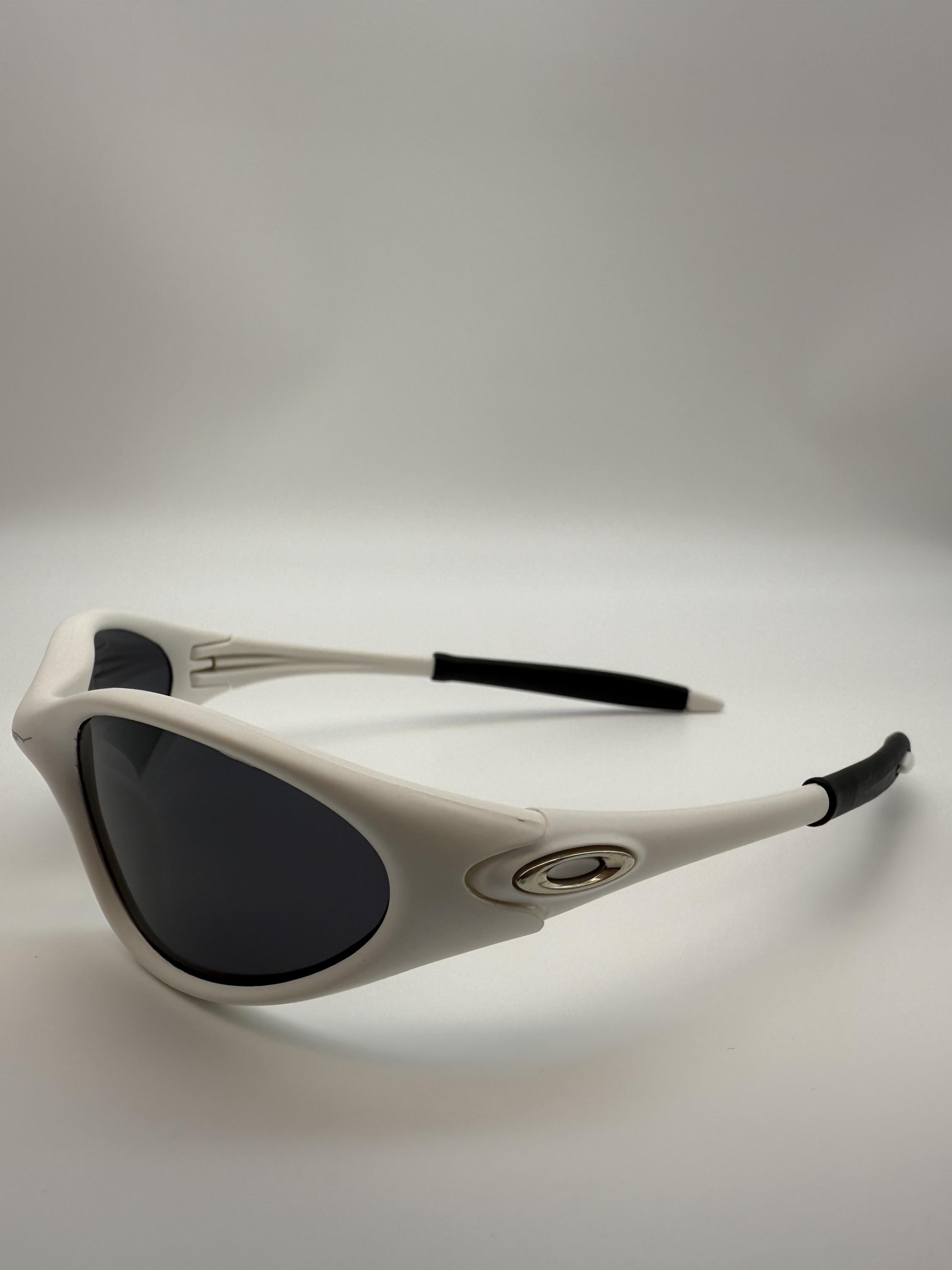 NIKE サングラス Oakley straight jacket似 y2k Oakley Straightlink vs. Straight Jacket - YouTube