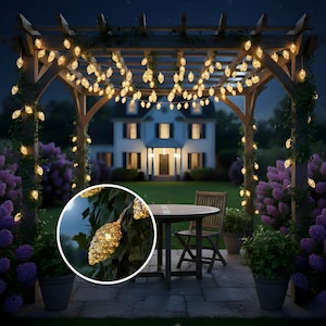 Op de afbeelding: Een houten pergola versierd met lichtslingers in de vorm van gloeiende dennenappels. De scène speelt zich af in de schemering, met een huis op de achtergrond en potplanten. Een tafel en stoelen zijn opgesteld om buiten te dineren.