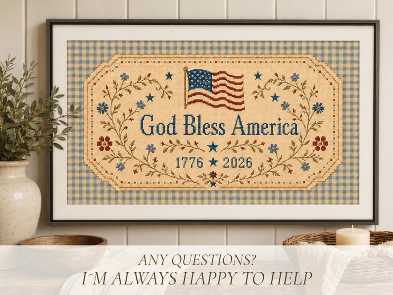 Pu&ograve; includere: Un ricamo a punto croce incorniciato con sfondo beige e bordo a quadretti blu. Il disegno presenta una bandiera americana che sventola, il testo God Bless America e gli anni 1776 e 2026, decorato con tralci floreali e stelle blu.