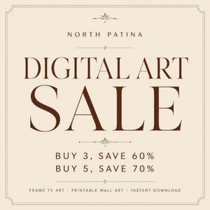 Pu&ograve; includere: Un grafico quadrato con sfondo color crema e testo marrone scuro. Il testo recita NORTH PATINA, DIGITAL ART SALE, BUY 3, SAVE 60%, BUY 5, SAVE 70% e FRAME TV ART, PRINTABLE WALL ART, INSTANT DOWNLOAD. Presenta accenti decorativi a linee.