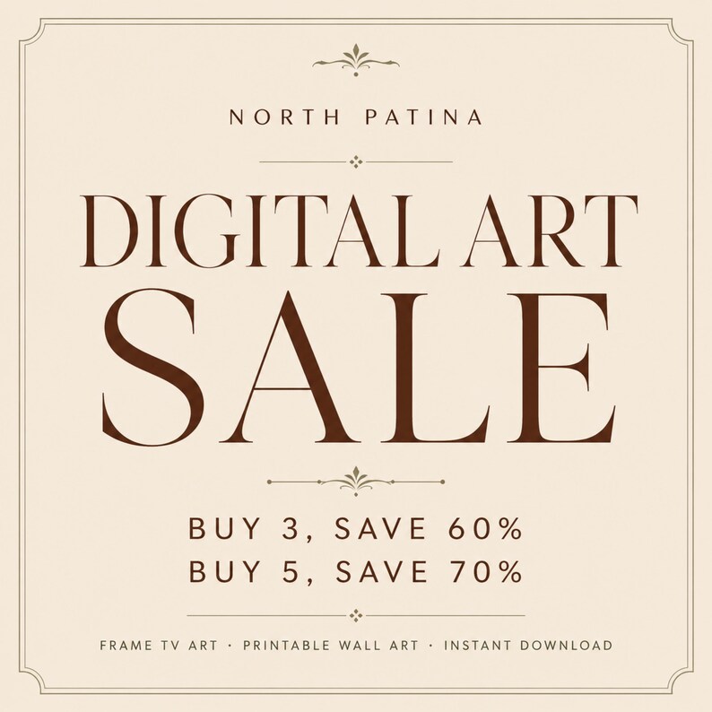 Pu&ograve; includere: Un grafico quadrato con sfondo color crema e testo marrone scuro. Il testo recita NORTH PATINA, DIGITAL ART SALE, BUY 3, SAVE 60%, BUY 5, SAVE 70% e FRAME TV ART, PRINTABLE WALL ART, INSTANT DOWNLOAD. Presenta accenti decorativi a linee.