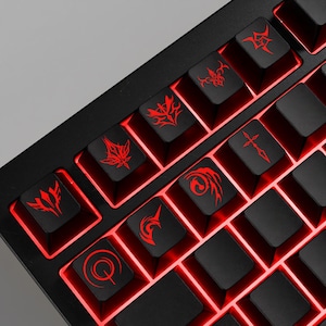 Könnte beinhalten: Nahaufnahme einer schwarzen mechanischen Tastatur mit individuellen Tastenkappen. Die Tastenkappen zeigen rot beleuchtete Symbole und Designs. Die Tastatur hat einen schwarzen Rahmen und eine rote Hintergrundbeleuchtung, was einen auffälligen Kontrast erzeugt.