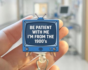 Divertente porta badge da infermiera: Abbiate pazienza con me, vengo dal 1900!