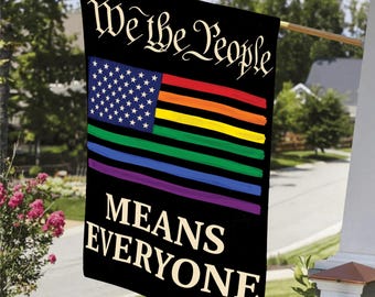 Noi il popolo significa tutti Bandiera da giardino LGBT: decorazione inclusiva con la bandiera americana dell'orgoglio