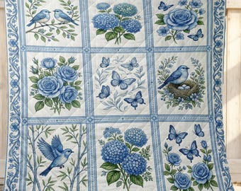 Coperta trapuntata con uccelli e fiori blu: plaid con rose e ortensie blu in stile cottagecore, biancheria da letto botanica vintage