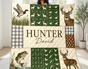 Coperta trapuntata personalizzata per cacciatori: trapunta a tema caccia con cervi, anatre e pesci, regalo personalizzato con nome.