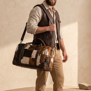 Reisetasche aus Rindsleder mit Schachbrettmuster, Western-Reisetasche für Herren mit Fellbezug, Patchwork-Ledertasche, Geschenkidee im Landhausstil für ihn