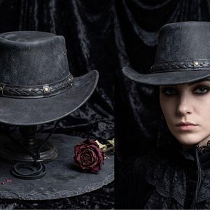 Könnte beinhalten: Zwei schwarze Cowboyhüte. Einer wird auf einem Ständer ausgestellt, der andere wird von einer Person getragen. Die Hüte haben ein geflochtenes Lederband mit Metallakzenten. Eine dunkelrote Rose und Blütenblätter liegen auf der Oberfläche.