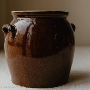 Tarro antiguo de confitura con esmalte marrón francés