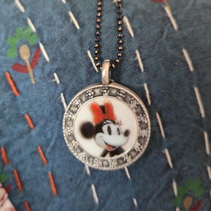Vintage China Jewelry Disney 100 Years of Magic Minnie Mouse Pendant Necklace zdjęcie 3
