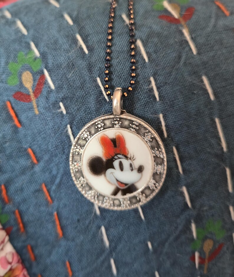 Vintage China Jewelry Disney 100 Years of Magic Minnie Mouse Pendant Necklace zdjęcie 3