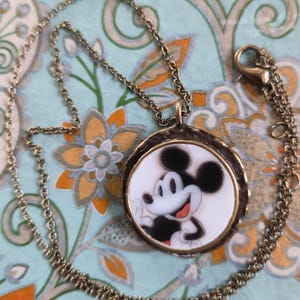 Vintage China Jewelry Disney 100 Years of Magic Mickey Mouse Pendant Necklace afbeelding 2