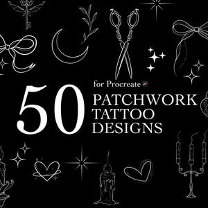 Op de afbeelding: Zwart-wit digitale illustratie met 50 tattoo-ontwerpen. De ontwerpen omvatten een strik, schaar, een sleutel, een maan, harten, sterren en kaarsen. De tekst luidt "Patchwork Tattoo Designs for Procreate."