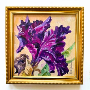 Könnte beinhalten: Ein Ölgemälde einer leuchtend violetten Irisblüte mit gerüschten Blütenblättern vor einem hellen cremefarbenen Hintergrund. Das Kunstwerk befindet sich in einem dekorativen goldfarbenen Rahmen mit texturiertem Rand. Die Signatur N. Hryshchenko ist sichtbar.