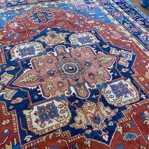 Puede incluir: Un juego de tres tazas de cerámica con un acabado mate moteado. Las tazas son en tonos crema, gris claro y gris oscuro. Cada taza tiene un diseño simple y minimalista y un asa redondeada.