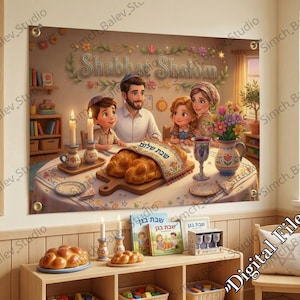 Puede incluir: Una pancarta con las palabras "Shabbat Shalom" sobre una familia reunida alrededor de una mesa preparada para una comida. La imagen incluye velas, pan de jalá y un arreglo floral. La pancarta está colgada en una pared.