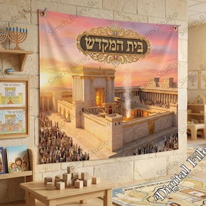 Puede incluir: Una taza de cerámica blanca con un asa negra y el texto "But First, Coffee" en negro y negrita. La taza está sobre una superficie de madera. La taza mide aproximadamente 10 cm de alto.