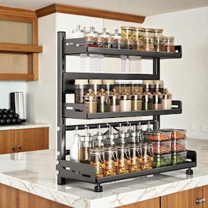 Puede incluir: Un especiero negro de tres niveles lleno de varios frascos y recipientes de vidrio. Los frascos contienen especias, aceites y otros ingredientes. El especiero está sobre una encimera.