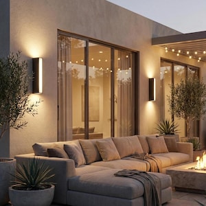 Pode incluir: Uma bandeja de servir de madeira feita à mão com acabamento natural. A bandeja retangular tem bordas elevadas e alças integradas. O grão da madeira é visível. Dimensões: aproximadamente 40 cm de comprimento e 25 cm de largura.