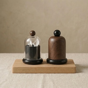 Könnte beinhalten: Eine weiße Keramik-Tasse mit schwarzem Henkel und dem Text "But First, Coffee" in schwarzer, fetter Schrift. Die Tasse steht auf einer weißen Oberfläche. Die Tasse ist etwa 10 cm hoch.